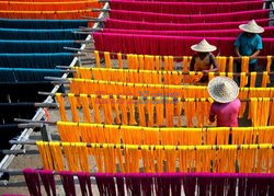 Suszenie kolorowych materiałów w Indiach