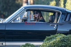 Dakota Johnson za kierownicą Forda Mustanga