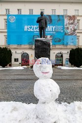 Bałwan przed pomnikiem Lecha Kaczyńskiego