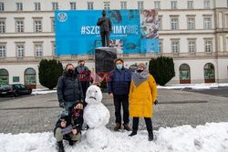 Bałwan przed pomnikiem Lecha Kaczyńskiego