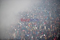 Tysiące wiernych nad Gangesem