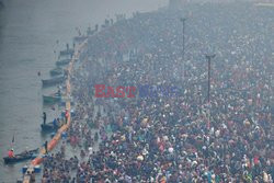 Tysiące wiernych nad Gangesem
