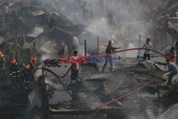 Pożar w slumsach w Dhace