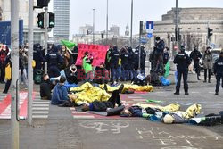 Klimatyczny stan wyjątkowy - protest Extinction Rebelion w centrum Warszawy