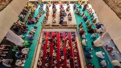 Modlitwa w meczecie jak przed pandemią