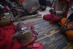 Palenie marihuany przed świętem Maha Shivaratri w Katmandu