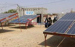 Jemeńskie kobiety oświetlają swoje domu panelami słonecznymi