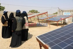 Jemeńskie kobiety oświetlają swoje domu panelami słonecznymi