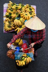 Kolorowi sprzedawcy warzyw i owoców w Hanoi