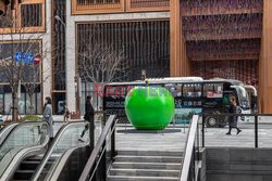 Wielkie zielone jabłko przed centrum finansowym w Szanghaju