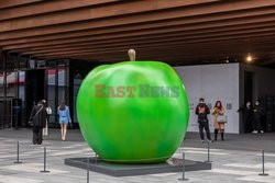 Wielkie zielone jabłko przed centrum finansowym w Szanghaju