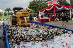 Niszczenie alkoholu w Indonezji