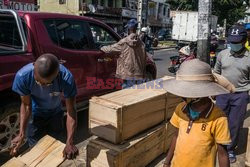 Drewniane trumny wykonywane na ulicy od ręki