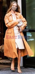 Rosie Huntington-Whiteley w pomarańczowym płaszczu