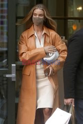 Rosie Huntington-Whiteley w pomarańczowym płaszczu