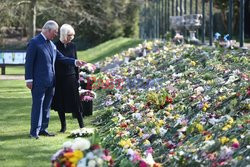 Książę Karol i księżna Kamila oglądają kwiaty i kondolencje po śmierci Filipa