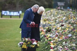 Książę Karol i księżna Kamila oglądają kwiaty i kondolencje po śmierci Filipa