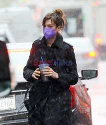 Anne Hathaway moknie w deszczu