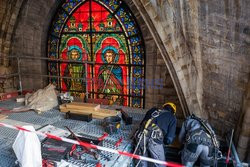 Prezydent Emmanuel Macron sprawdza postępy prac rekonstrukcyjnych katedry Notre Dame