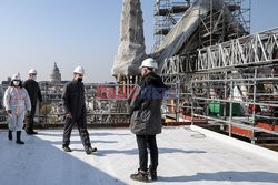 Prezydent Emmanuel Macron sprawdza postępy prac rekonstrukcyjnych katedry Notre Dame