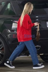 Leni Klum w dżinsach i czerwonej bluzie