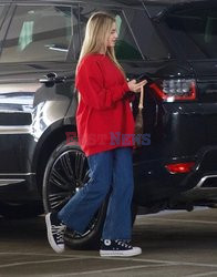 Leni Klum w dżinsach i czerwonej bluzie