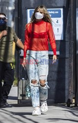Heidi Klum w prześwitującej czerwonej bluzce