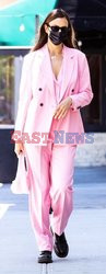 Irina Shayk w różowym garniturze