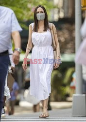 Angelina Jolie w białej sukience