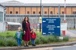 Stella Moris idzie z dziećmi odwiedzić Juliana Assange w więzieniu
