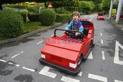 Niepełnosprawny chłopiec w Legolandzie w Windsorze
