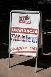 Rafał Trzaskowski zbiera podpisy pod projektem likwidacji TVP Info
