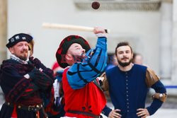 Mecz w palanta na dziedzińcu Wawelu