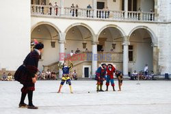 Mecz w palanta na dziedzińcu Wawelu