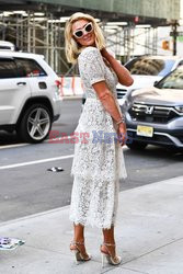 Paris Hilton w białej sukience