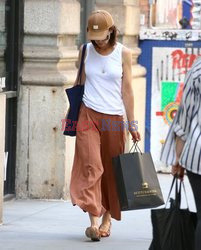Katie Holmes w brązowych spodniach