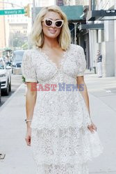 Paris Hilton w białej sukience