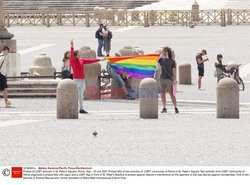 Protest aktywistów LGBT na Placu Św. Piotra