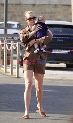 Karlie Kloss z dzieckiem w St. Tropez