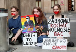 Aktywiści LGBT przypięli się do bramy MEiN