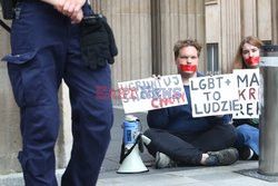 Aktywiści LGBT przypięli się do bramy MEiN