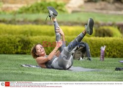 Brooke Burke ćwiczy na trawie
