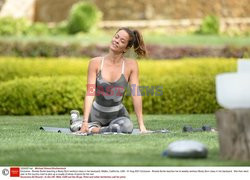 Brooke Burke ćwiczy na trawie