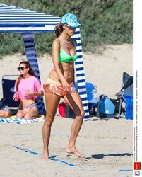 Alessandra Ambrosio w neonowym bikini
