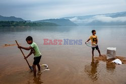 Dzieci wydobywają kamienie z rzeki Jadukata w Bangladeszu
