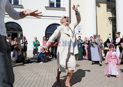Maja Komorowska tańczy podczas zbiórki na wyprawki dla dzieci uchodźców czeczeńskich