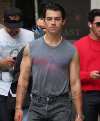 Nick i Joe Jonas przed kawiarnią