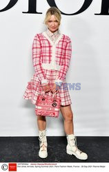 Goście na Tygodniu Mody w Paryżu - lato 2022