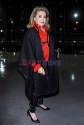 Goście na Tygodniu Mody w Paryżu - lato 2022