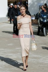 Goście na Tygodniu Mody w Paryżu - lato 2022